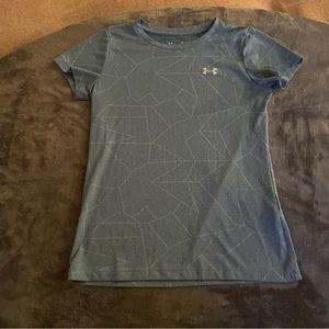Under armour tshirt. Good condition.